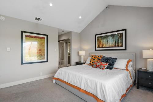 Katil atau katil-katil dalam bilik di Serene Home on the Hill with amazing view! near SF
