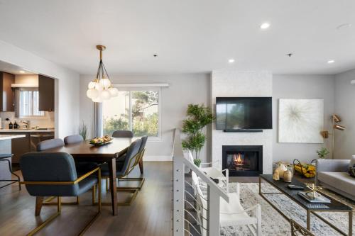 Televisyen dan/atau pusat hiburan di Serene Home on the Hill with amazing view! near SF