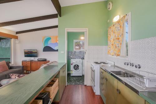 Kuchyň nebo kuchyňský kout v ubytování 33 Lakeview Drive