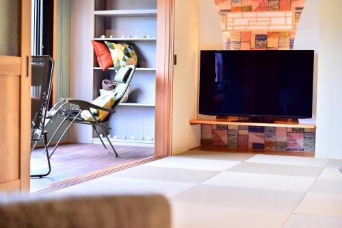 TV a/nebo společenská místnost v ubytování 戸倉上山田温泉玉の湯