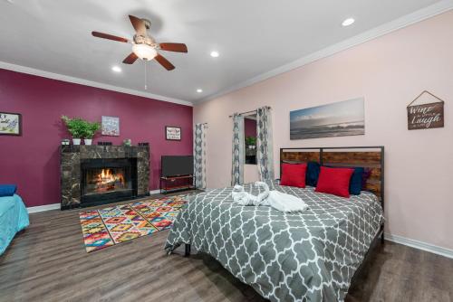 Ένα ή περισσότερα κρεβάτια σε δωμάτιο στο Spacious 2BR Apt with King Beds & Fully Equipped Kitchen