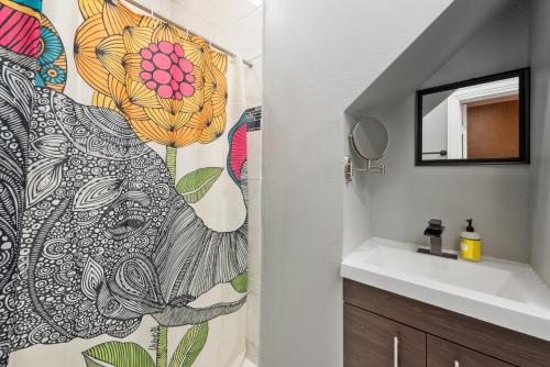 Ένα μπάνιο στο Spacious 2BR Apt with King Beds & Fully Equipped Kitchen