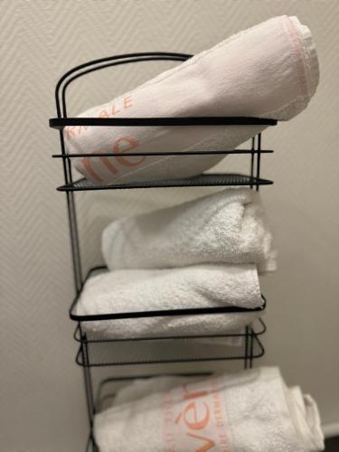 un porte-serviettes avec des serviettes dans une salle de bain dans l'établissement Escale 11, au Mans