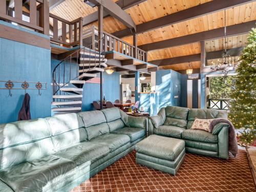 Χώρος καθιστικού στο Awesome Home Above the Lake - Dogs Welcome VH315