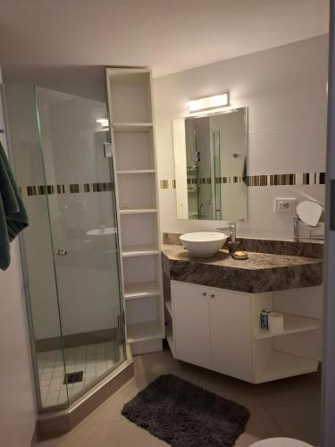 Ένα μπάνιο στο Apartamento en la playa de Piriápolis