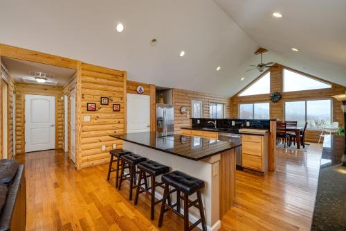 Η κουζίνα ή μικρή κουζίνα στο Eagle Rock Cabin 2319 Valley Burg Road