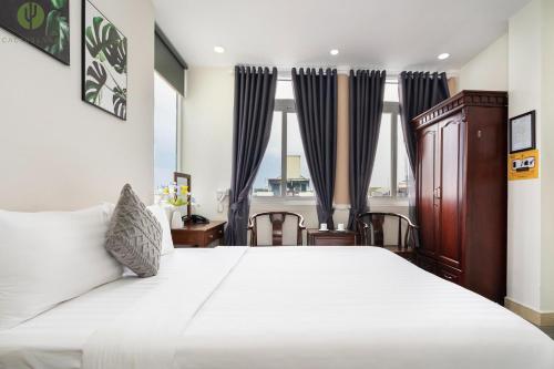 ホーチミン・シティにあるCactusland Hotel Tan Binh Near T3 Stationの大きな白いベッドと窓のある寝室