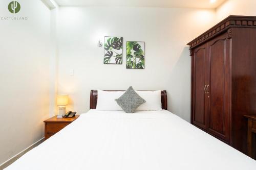 Cactusland Hotel Tan Binh Near T3 Stationにあるベッド