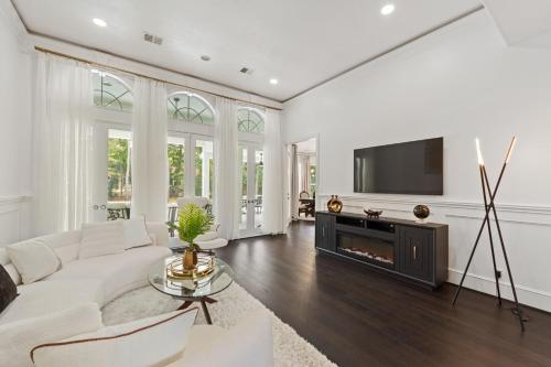 Gallery image of Luxury Mansion in The Woodlands TX with Heated Pool, Spa, BBQ & Basketball Court in The Woodlands