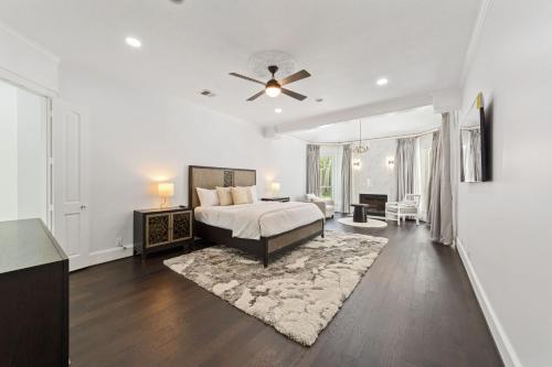 Gallery image of Luxury Mansion in The Woodlands TX with Heated Pool, Spa, BBQ & Basketball Court in The Woodlands