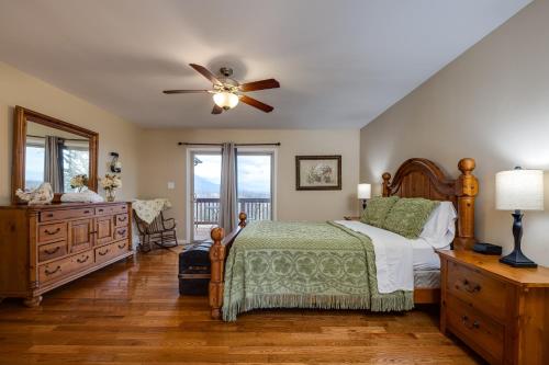 Ένα ή περισσότερα κρεβάτια σε δωμάτιο στο Eagle Rock Cabin 2319 Valley Burg Road