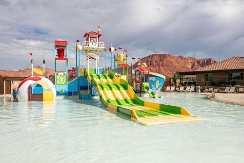 Πισίνα στο ή κοντά στο Double the Fun combo - Canyon Springs 76 and Desert Moose 75 home