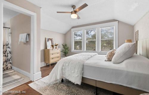 Ένα ή περισσότερα κρεβάτια σε δωμάτιο στο Riverside Craftsman with 3 beds and 3 baths, Pet friendly, Great neighborhood