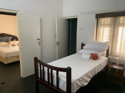 Negombo - Entire House - Sleeps 7 - Close to the Airportにあるベッド