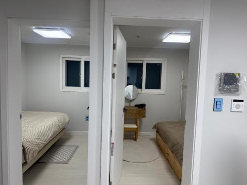 Ένα ή περισσότερα κρεβάτια σε δωμάτιο στο Yeongdeungpo stay for 3pax