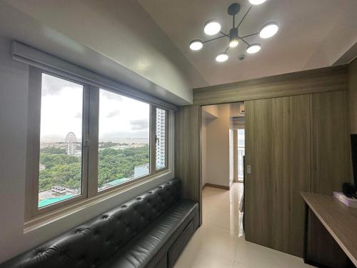 Μια τηλεόραση ή/και κέντρο ψυχαγωγίας στο Condo next door