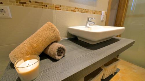 フューゲンにあるApartment Lanserのバスルーム(シンク、キャンドル付)