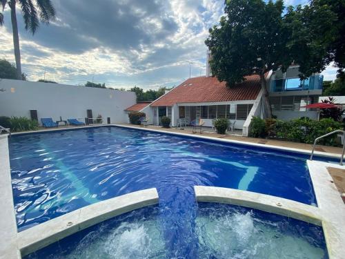 メルガルにあるCasa Quinta Melgarの家の前の青い大型スイミングプール