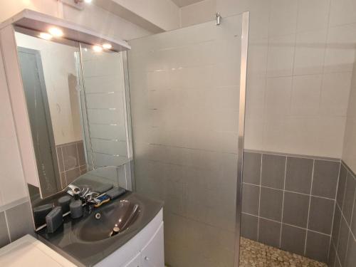 une salle de bain avec un lavabo et une douche avec un miroir dans l'établissement Studio avec coin-nuit, terrasse et parking privé près du centre de Sainte-Maxime, Golfe de Saint-Tropez - FR-1-780-60, à Sainte-Maxime