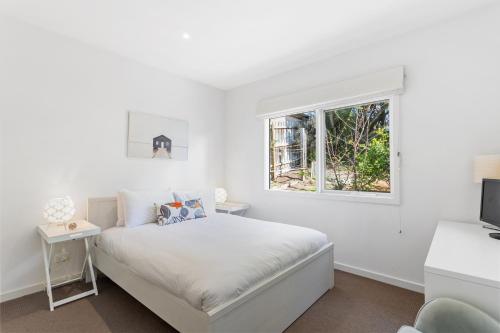 En eller flere senge i et værelse på Menzies Backbeach Retreat by Ready Set Stay