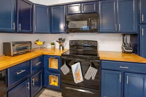 Dapur atau dapur kecil di Sunmeadow Manor Retreat