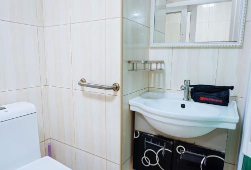 Koupelna v ubytování RedDoorz Plus near Camella La Brisa Lapulapu