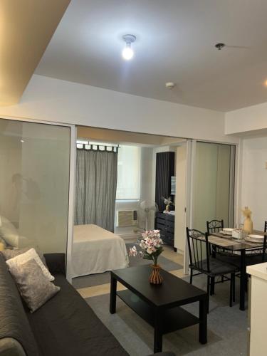 A bed or beds in a room at Maui Cave Staycation - Azure Urban Resort Residences