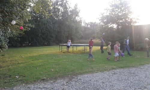 a group of people playing a game of ping pong at Hoeve Heidonk in Horn