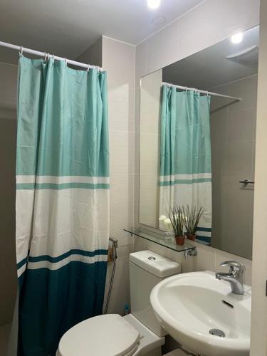 A bathroom at Maui Cave Staycation - Azure Urban Resort Residences