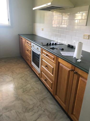 Η κουζίνα ή μικρή κουζίνα στο Coastal Calm Entire Top Floor of House Private Entrance and ammenities