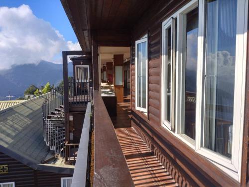 a balcony of a house with a view of the mountains at Victoria Peak Garden Suburb in Renai