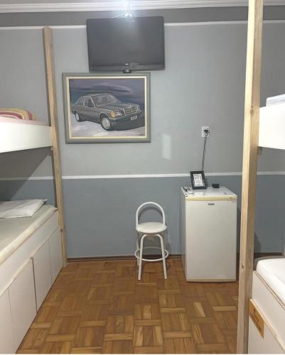 a room with a car on the wall and a chair at Flórida in São Carlos