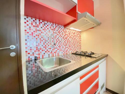 Dapur atau dapur kecil di Modern Designed 2BR at Suites @Metro Apartment By Travelio