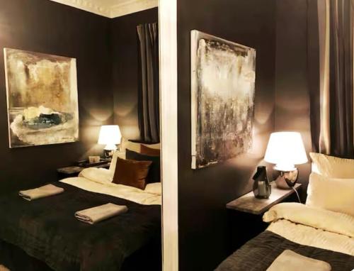 En eller flere senge i et værelse på Vakker, svært sentral leilighet med 3 soverom