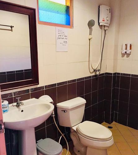 a bathroom with a toilet and a sink at Rin Bay View Resort in Haad Rin