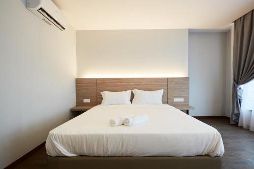 Una cama o camas en una habitación de RM Hotel Muar