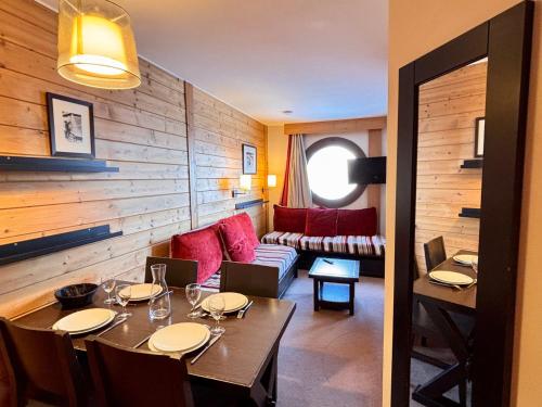 une salle à manger avec une table et un canapé dans l'établissement Appartement 2 pièces, quartier Falaise, 4 pers, balcon, proche parkings - FR-1-634-109, à Morzine