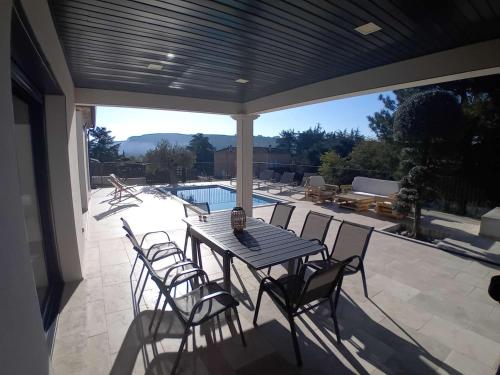 Photo de la galerie de l'établissement Villa moderne avec piscine privée, climatisée, proche centre Vallon Pont d'Arc - FR-1-382-216, à Vallon-Pont-dʼArc