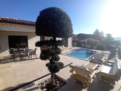 Photo de la galerie de l'établissement Villa moderne avec piscine privée, climatisée, proche centre Vallon Pont d'Arc - FR-1-382-216, à Vallon-Pont-dʼArc