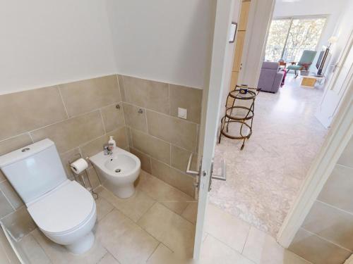 une salle de bain avec toilettes et lavabo dans l'établissement Spacieux 2P centre Menton avec terrasse, clim et parking privé - FR-1-196-370, à Menton