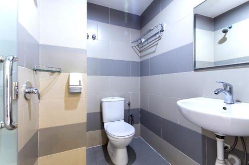 a bathroom with a toilet and a sink at South of The Clouds HOTEL KL Sentral 吉隆坡彩云之南酒店-中央车站店 in Kuala Lumpur