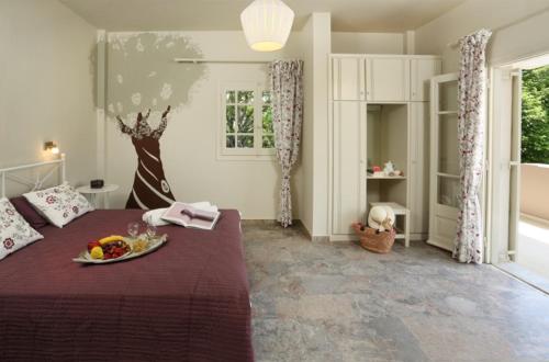 A bed or beds in a room at Malibu Summer Studios