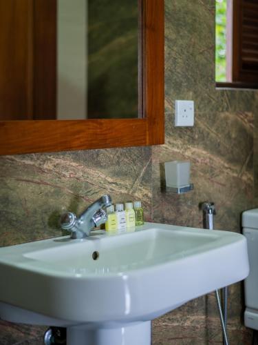Koupelna v ubytování Abhayawewa Resort
