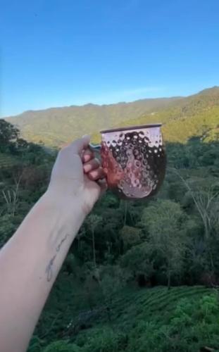 a hand holding a cup with a picture on it at El Abuelo y La Montaña jacuzzi in San Carlos