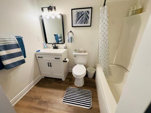 Bilik mandi di Lovely Beachside Oasis 2BD in Port Dover