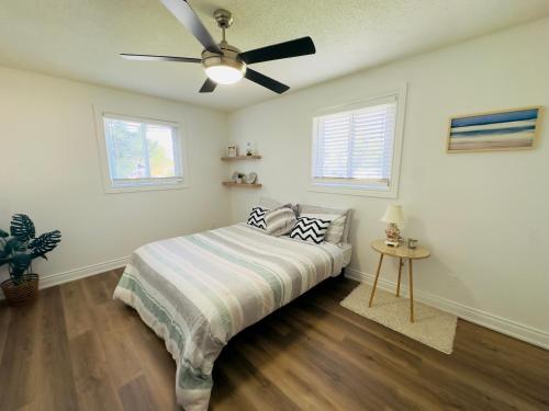 Katil atau katil-katil dalam bilik di Lovely Beachside Oasis 2BD in Port Dover