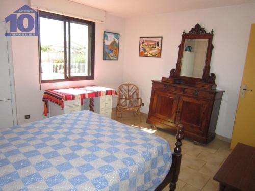 une chambre avec un lit, une commode et un miroir dans l'établissement Villa spacieuse 9 pers avec piscine privée, grand jardin, parking à Sérignan - FR-1-781-71, à Sérignan