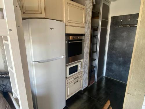 Il comprend une cuisine équipée d'un réfrigérateur et d'une cuisinière. dans l'établissement Studio idéal à 100m de la plage avec parking sécurisé - FR-1-782-71, au Barcarès