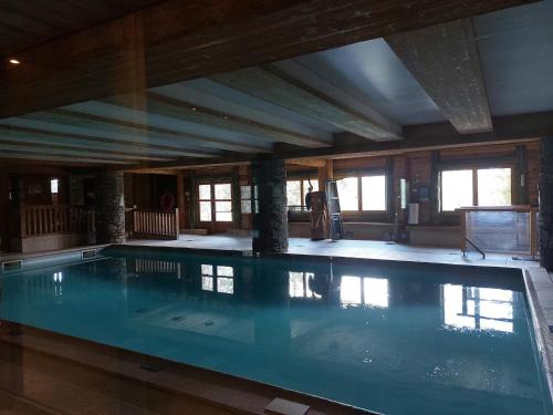 une grande piscine dans une maison dans l'établissement Appartement 3 pièces au Chantel avec piscine, proche pistes, animaux admis - FR-1-411-966, à Bourg-Saint-Maurice