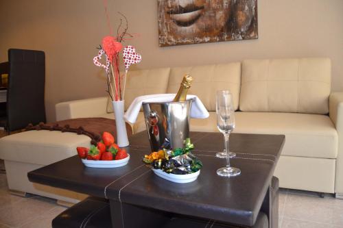 a living room with a coffee table with a wine glass at Apartamento Santa Eulalia in Merida